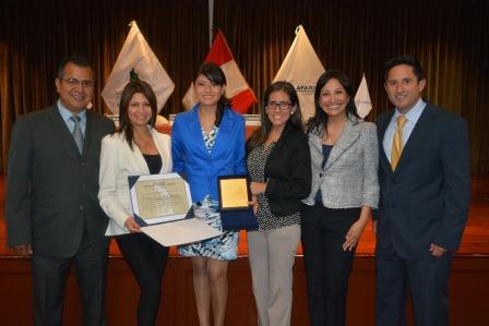 Egresada de Odontología UPC recibe premio Hipólito Unanue a la Mejor Investigación Científica