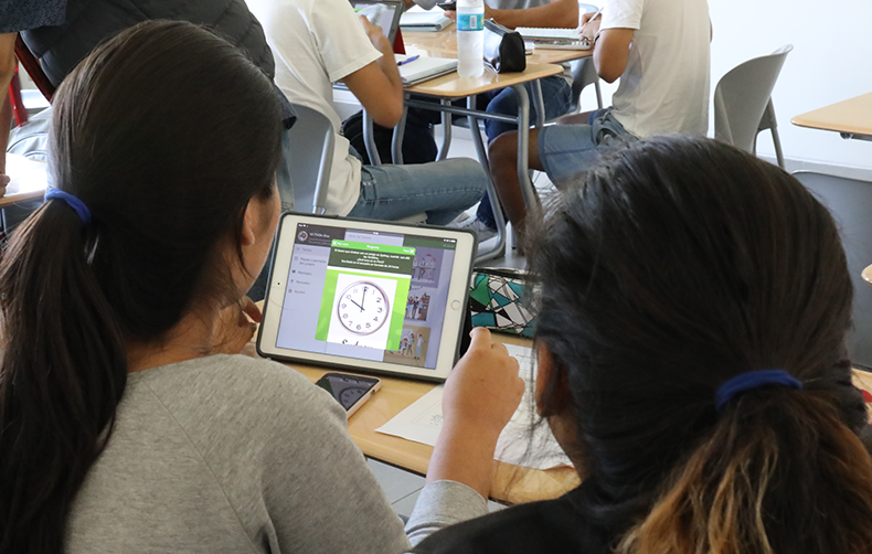 Estudiantes utilizan iPads para juegos de matemáiticas