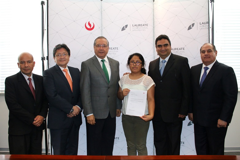 UPC entrega beca de estudios a alumna destacada del Colegio Mayor Secundario Presidente del Perú