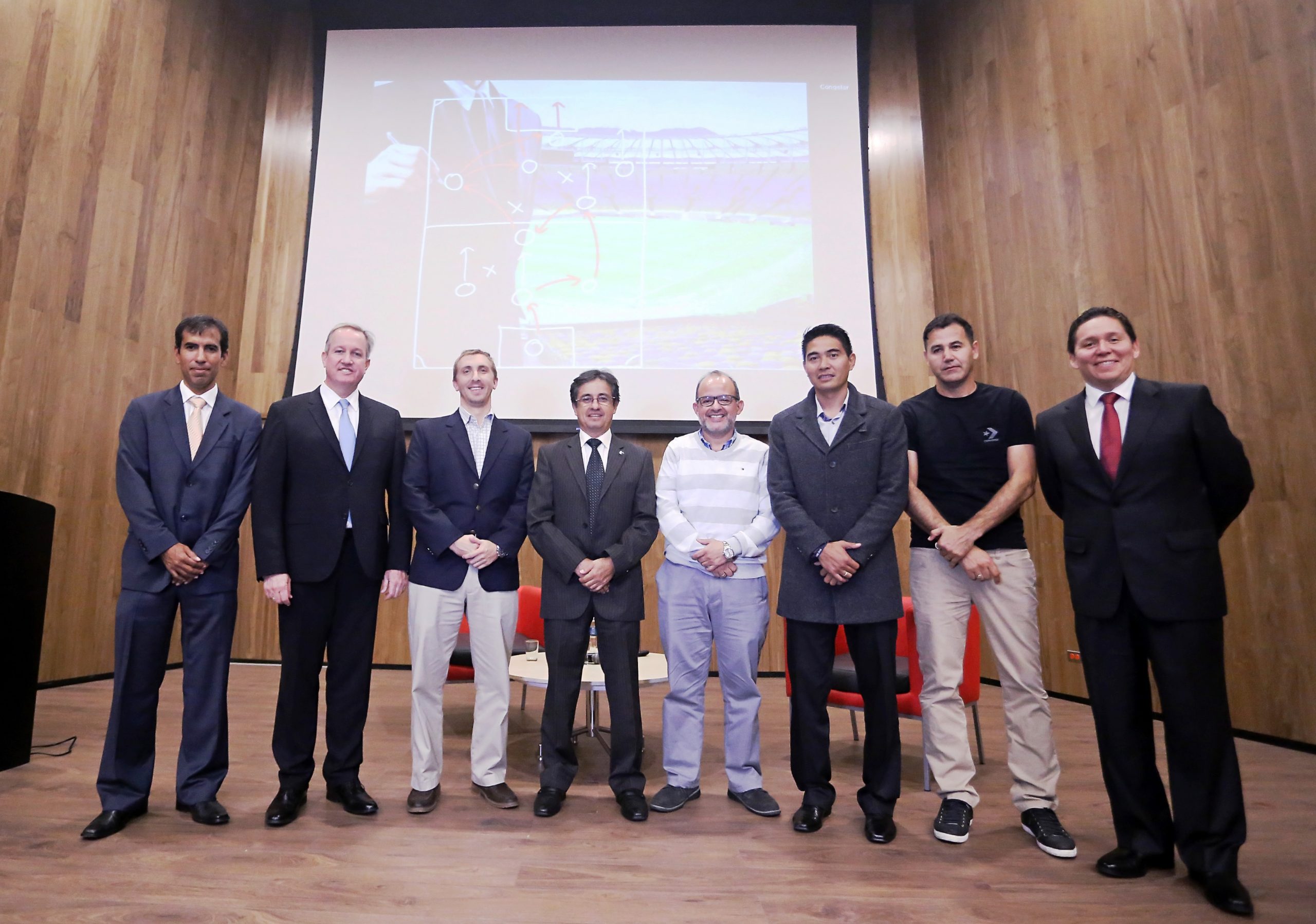 Carrera de Administración y Negocios del Deporte organizó conferencia sobre nuevas tendencias en gestión del fútbol