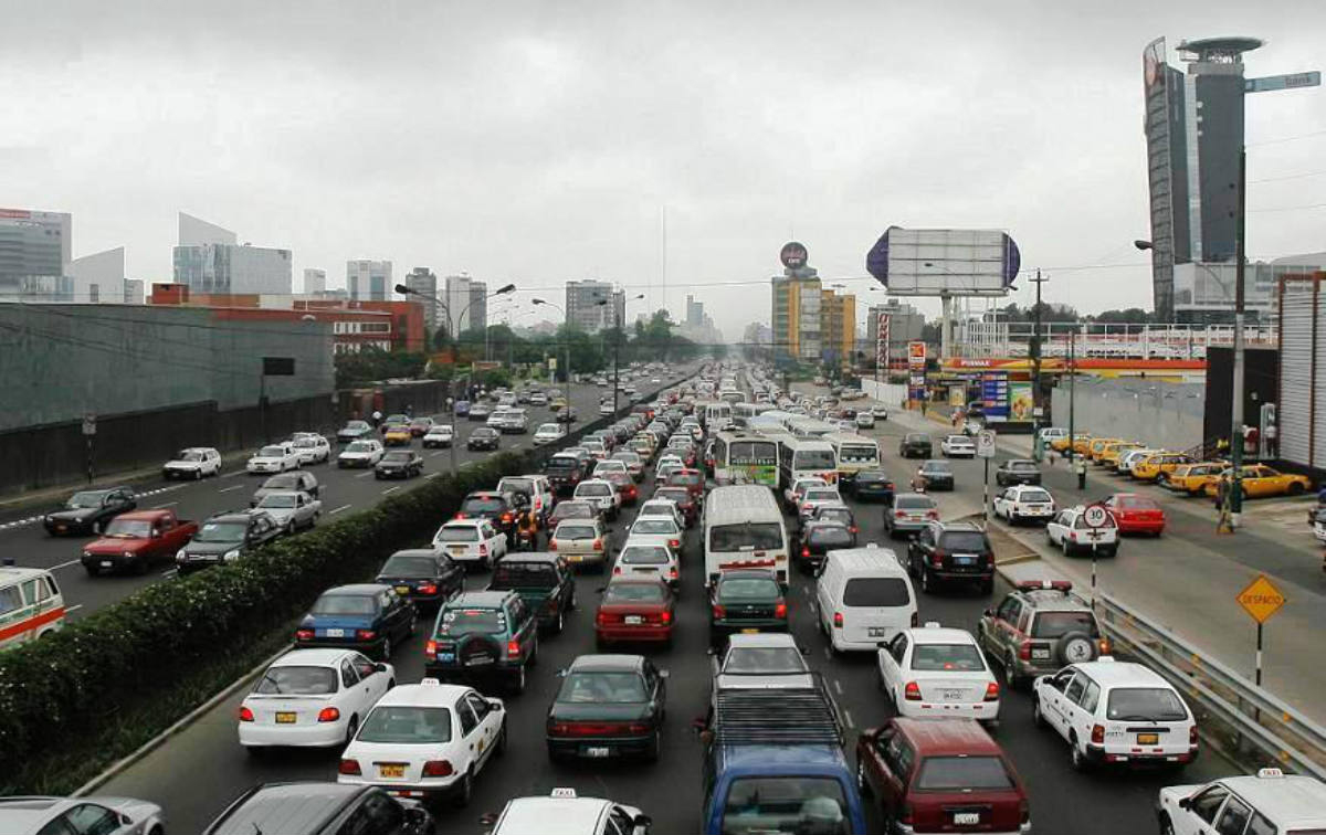 Peruanos pasan hasta 12 años en el tráfico de Lima, según experto de UPC
