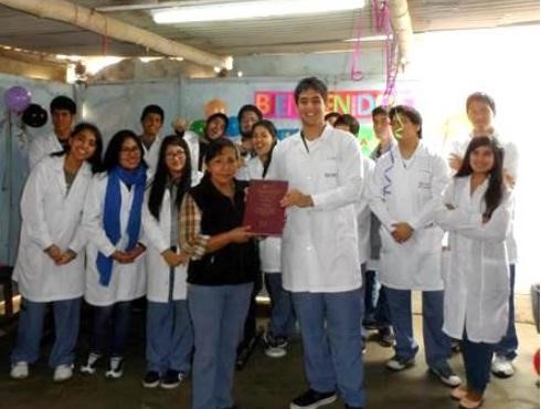 Alumnos de la carrera de Medicina ayudan a los más necesitados en la comunidad Chorrillana