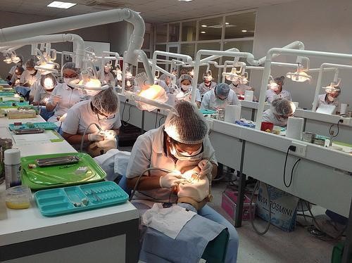 CHILE: Alumnas de Escuela Odontología UPC realizan pasantía en Universidad Andrés Bello