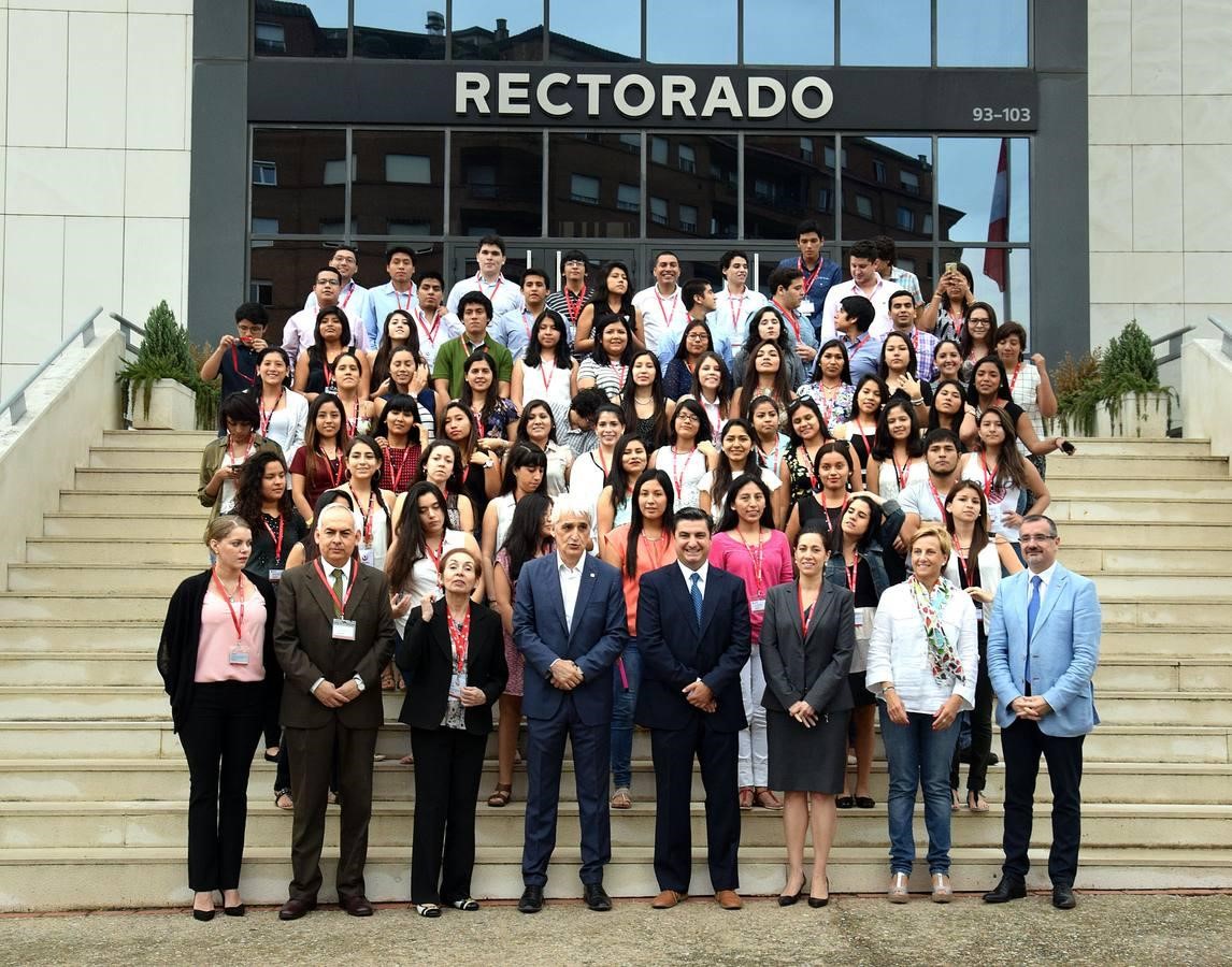 El rector de la Universidad de La Rioja recibe a 74 alumnos y profesores de la UPC