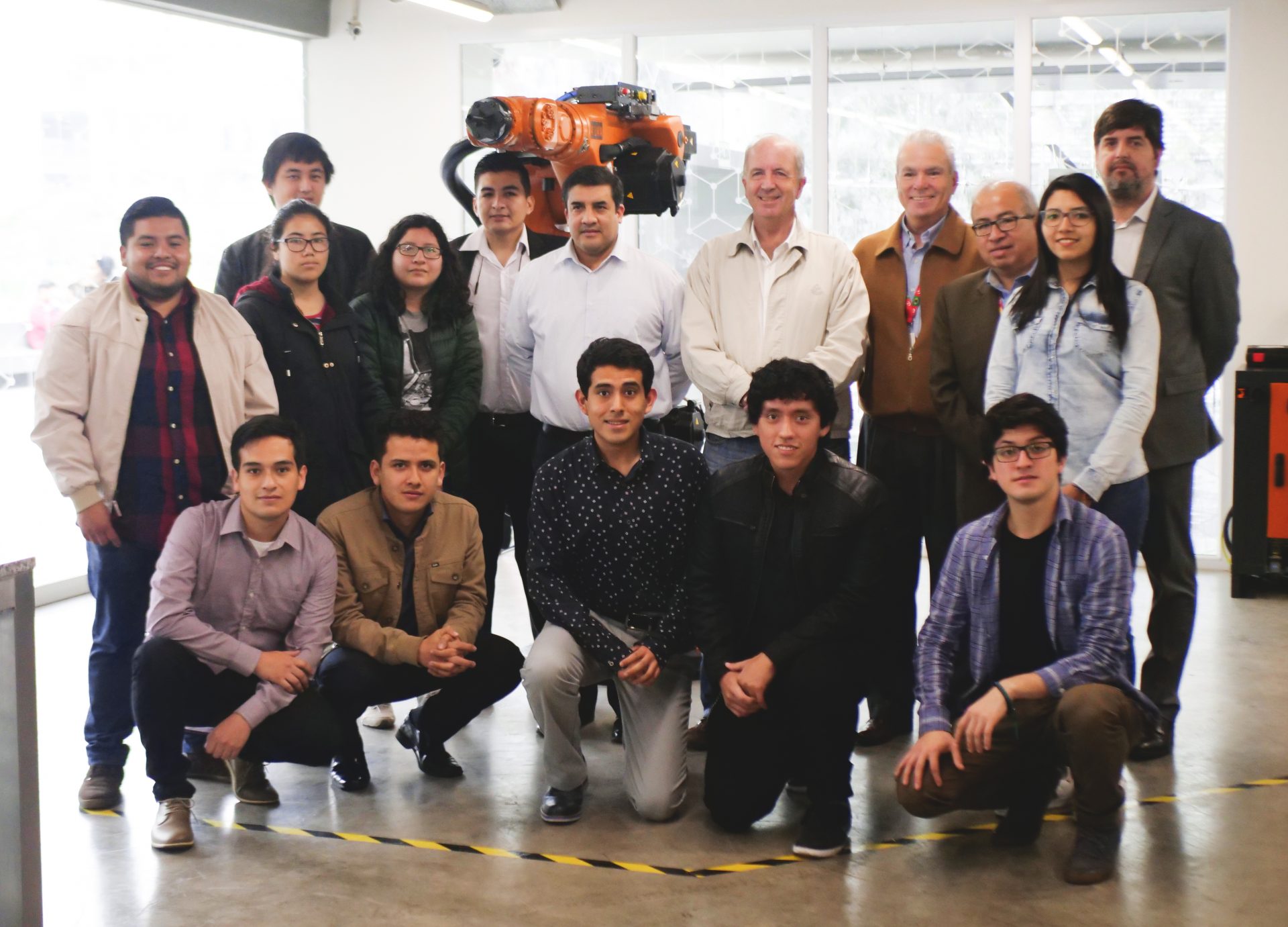 Fernando Cillóniz visitó a alumnos y exalumnos en  FabLab de Campus Monterrico