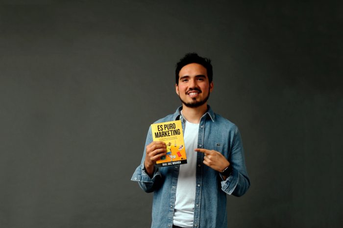 Conoce el libro “Es Puro Marketing” de Raúl Díaz, nuestro egresado de la carrera de Administración y Marketing.