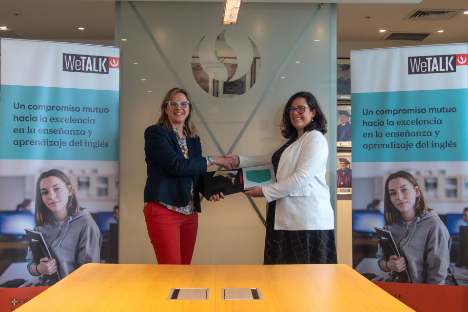 WeTALK recibe placa de reconocimiento por parte de la Universidad de Cambridge