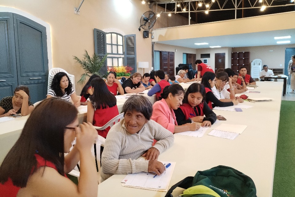 El viernes 7 de marzo, culminó con éxito el Taller para MYPEs "El Camino del Emprendedor", una iniciativa organizada por la carrera de Ingeniería de Gestión Empresarial de la Universidad Peruana de Ciencias Aplicadas (UPC). Durante un mes de capacitaciones intensivas, 22 emprendedores de Villa Libertad, en Santiago de Surco, recibieron formación clave para potenciar sus negocios.