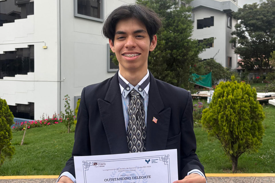 La Universidad Peruana de Ciencias Aplicadas (UPC) celebra con gran orgullo el sobresaliente desempeño de Eduardo Malaga, destacado miembro del equipo UPC MUN, en CUSCO-MUN 2024. Su participación fue excepcional, lo que le valió el prestigioso premio de Outstanding Delegate. También celebró con sus compañeros la victoria del equipo UPC MUN, liderado por la carrera de Administración y Negocios Internacionales, que obtuvo el premio a Mejor Delegación Universitaria en la conferencia.