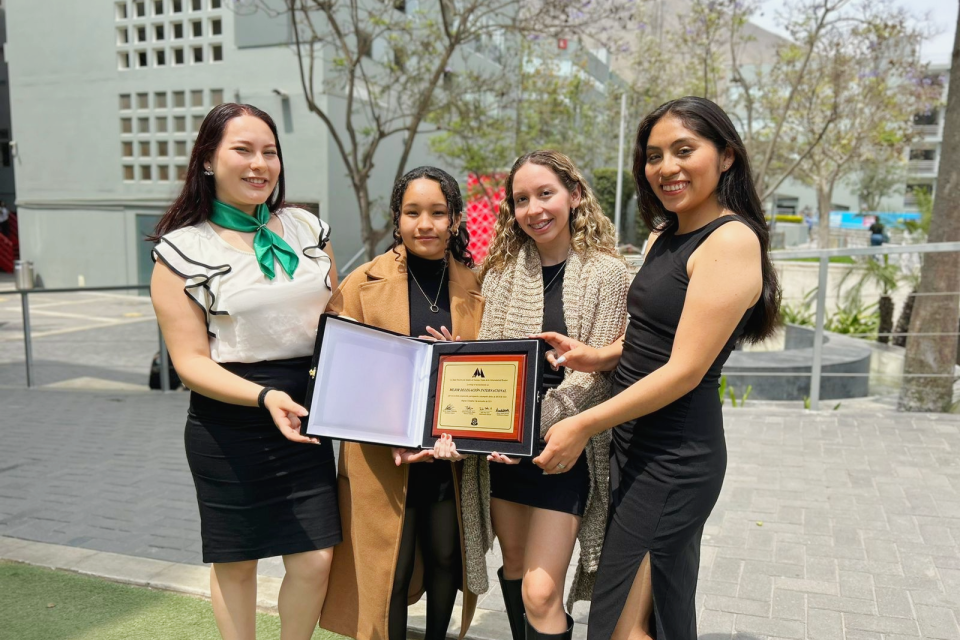 El equipo del Modelo de las Naciones Unidas de la Universidad Peruana de Ciencias Aplicadas (UPCMUN), liderado por la Dirección de la carrera de Administración y Negocios Internacionales a cargo del Dr. James Leigh de la Facultad de Negocios UPC, alcanzó un importante logro al ser reconocidos como la Mejor Delegación Internacional en el prestigioso Modelo de Naciones Unidas de la Universidad del Rosario (MUNUR), realizado en Bogotá, Colombia. Este galardón, obtenido luego de cuatro días de conferencia, del 1 al 4 de noviembre de 2024, reafirma el compromiso y preparación de estudiantes y tutores del equipo UPC MUN.