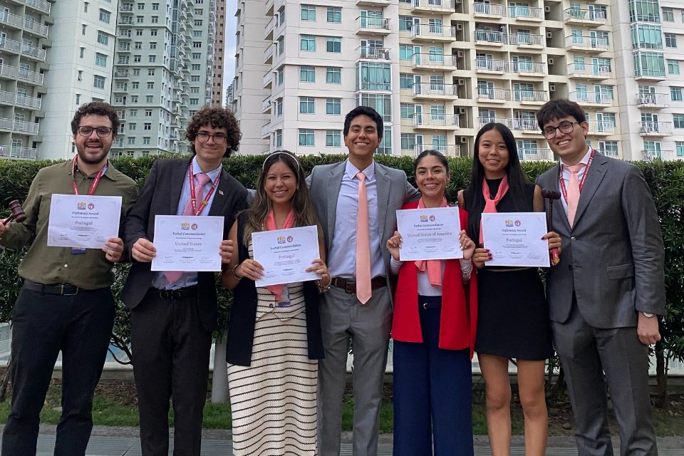 Estudiante de Relaciones Internacionales de la UPC entrena a delegación peruana premiada en el Harvard World Model United Nations 2024