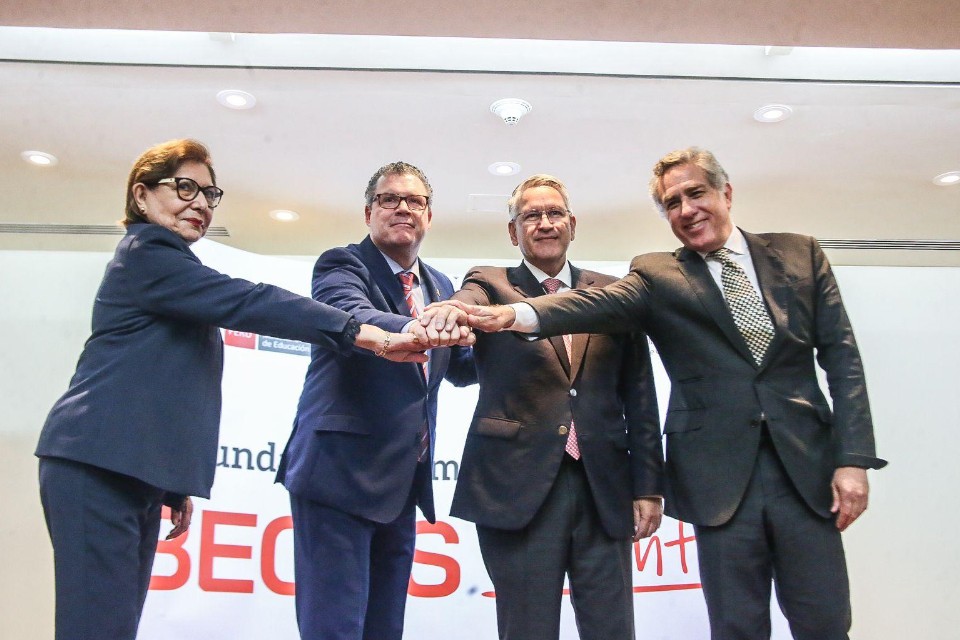 UPC certifica 250,000 becas de capacitación docente para fortalecer el desarrollo profesional en el país